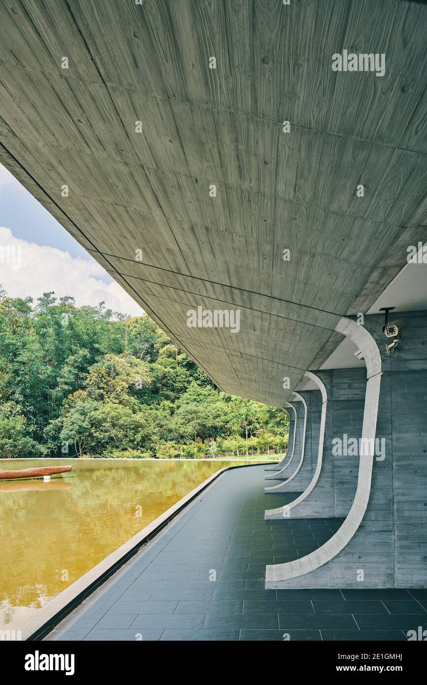 Außenansicht des Xiangshang Besucherzentrums in Sun Moon Lake, Nantou County, Taiwan, ein schlankes und harmonisches Betongebäude. Stockfoto