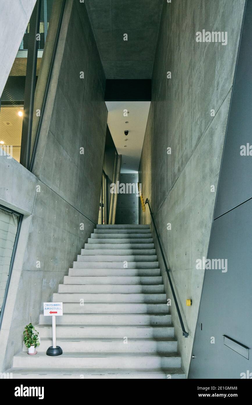 Betontreppe des Studio of Light in der Präfektur Osaka, Japan. Stockfoto