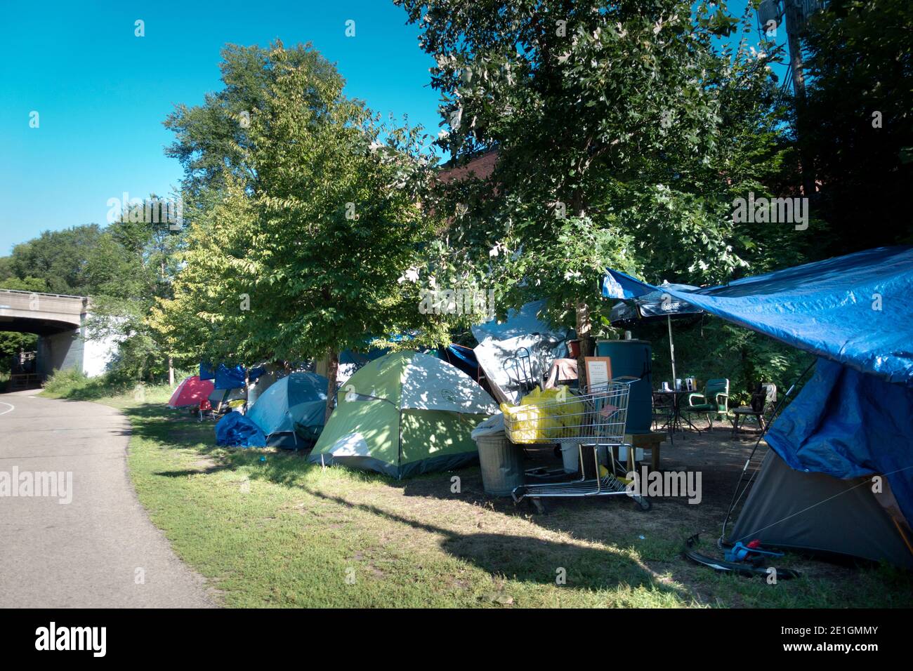 Zelte von Obdachlosenlagern am Midtown Greenway Trail, der von Spaziergängern und Fahrradfahrern genutzt wird. Minneapolis Minnesota, USA Stockfoto