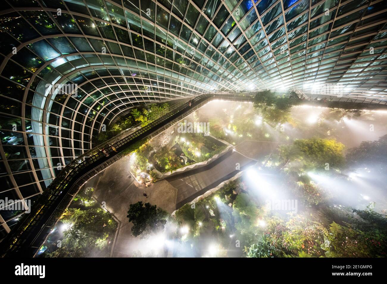 Blick auf das Cloud Forest Greenhouse in Gardens by the Bay, Singapur. Stockfoto