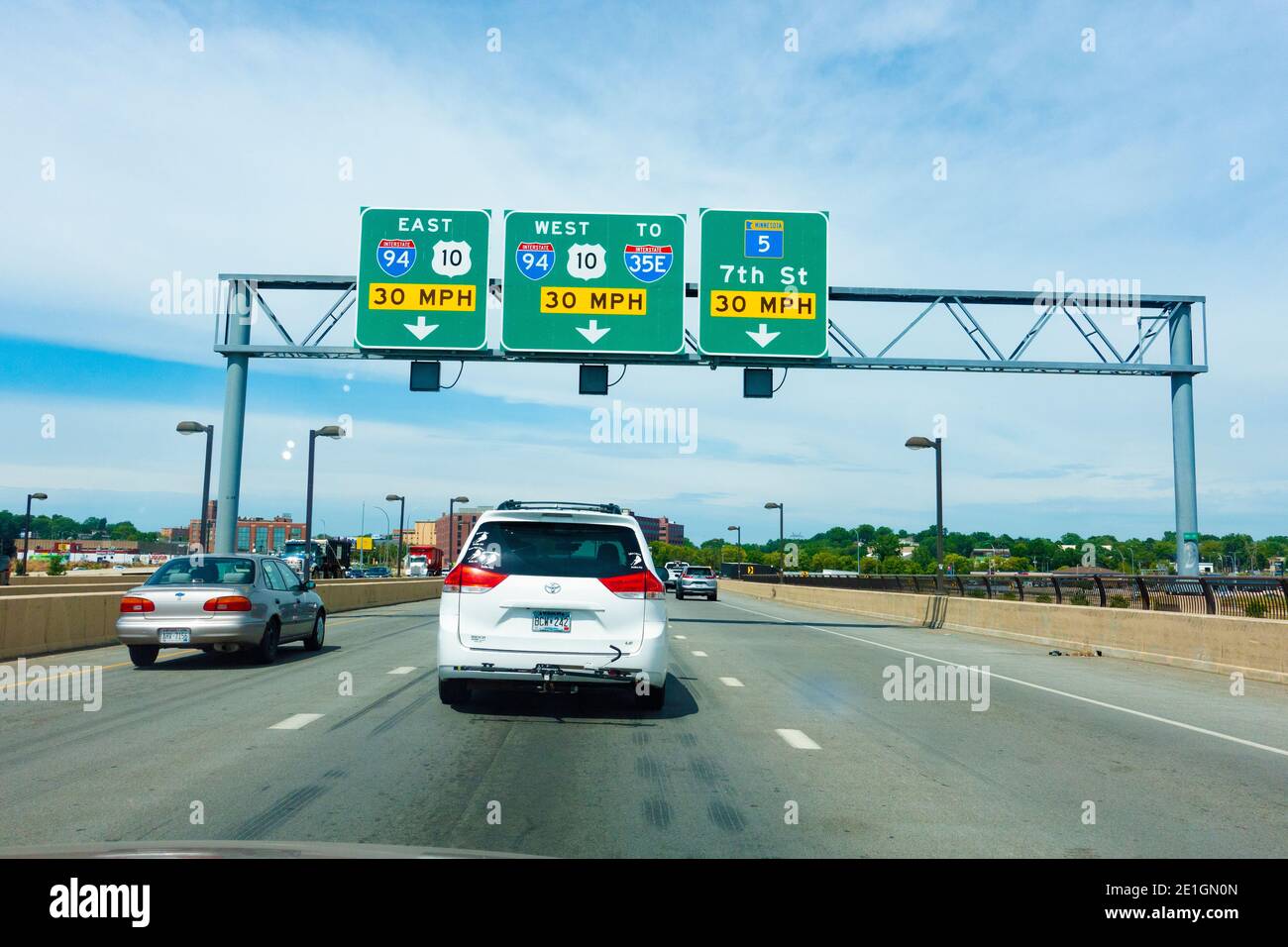 Highway 94 mit Richtungs- und Geschwindigkeitsbegrenzungsschildern. St. Paul Minnesota, USA Stockfoto