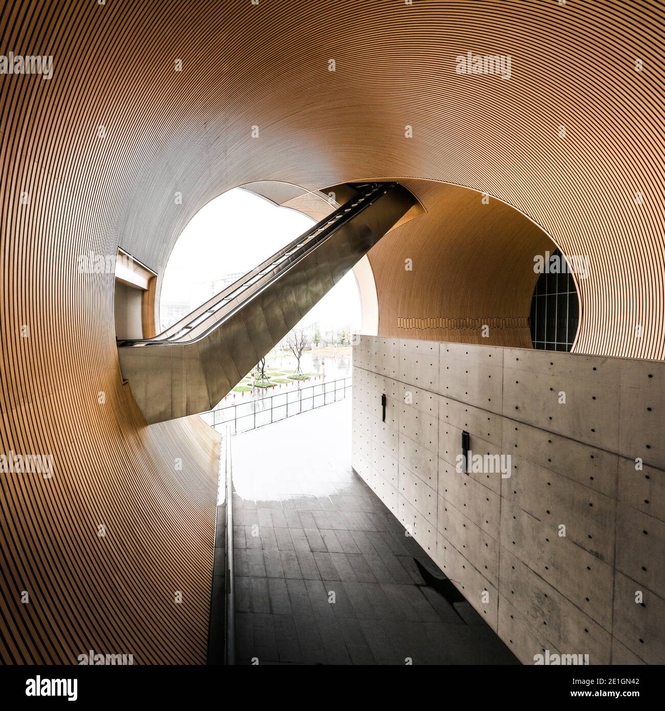 Eingang und Treppe im Poly Grand Theater, zwischen zwei künstlichen Wasserstraßen im Jiading Bezirk, Shanghai, China. Stockfoto