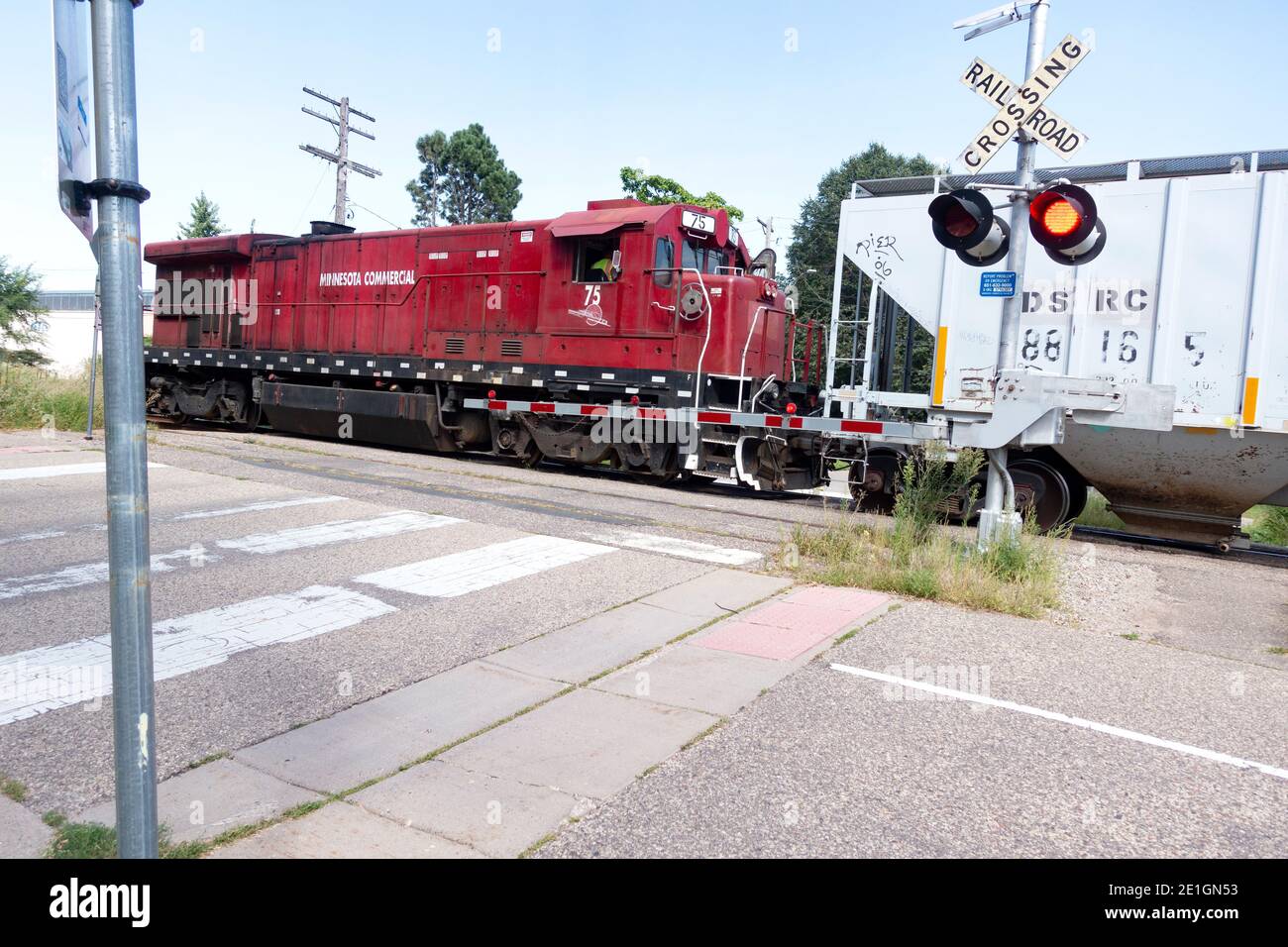 Minnesota kommerzielle Zugmaschine, die Autos über einen Eisenbahnübergang zieht. St. Paul Minnesota, USA Stockfoto