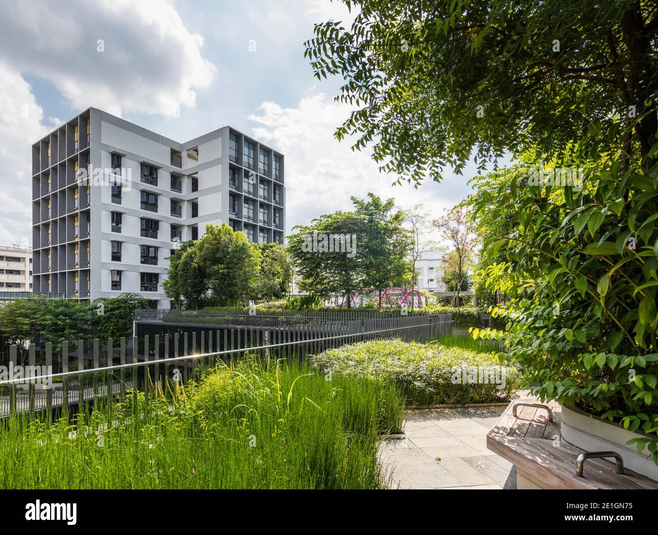 Außenansicht der gemischten Kampung Admiralty Entwicklung inmitten üppiger Gärten in Singapur. Stockfoto