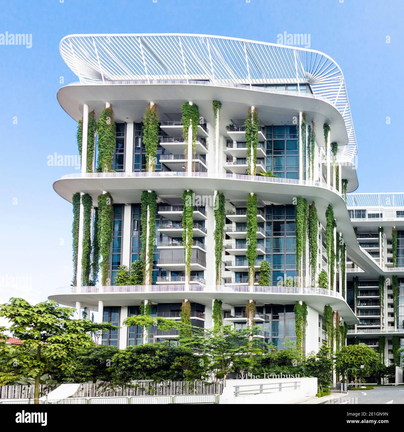 Außenansicht des Tembusu-Wohnhauses in Singapur mit einer organischen, lebendigen Fassade. Stockfoto