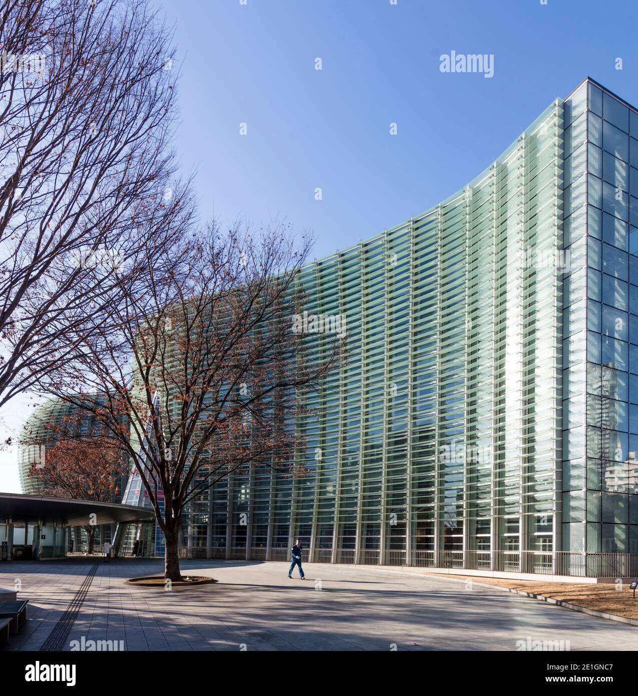 Gebogene Glasfassade des National Art Center in Roppongi, Minato, Tokio, Japan. Stockfoto