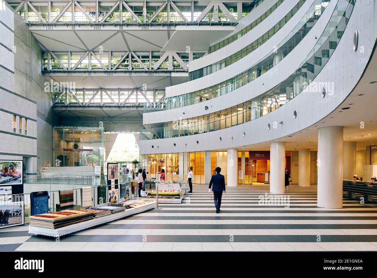 Innenansicht der ACROS (Asian Crossroads over the Sea) Fukuoka Prefectural International Hall, Tenjin, Fukuoka, Japan, ein Zentrum des internationalen, kulturellen und Informationsaustausch. Stockfoto