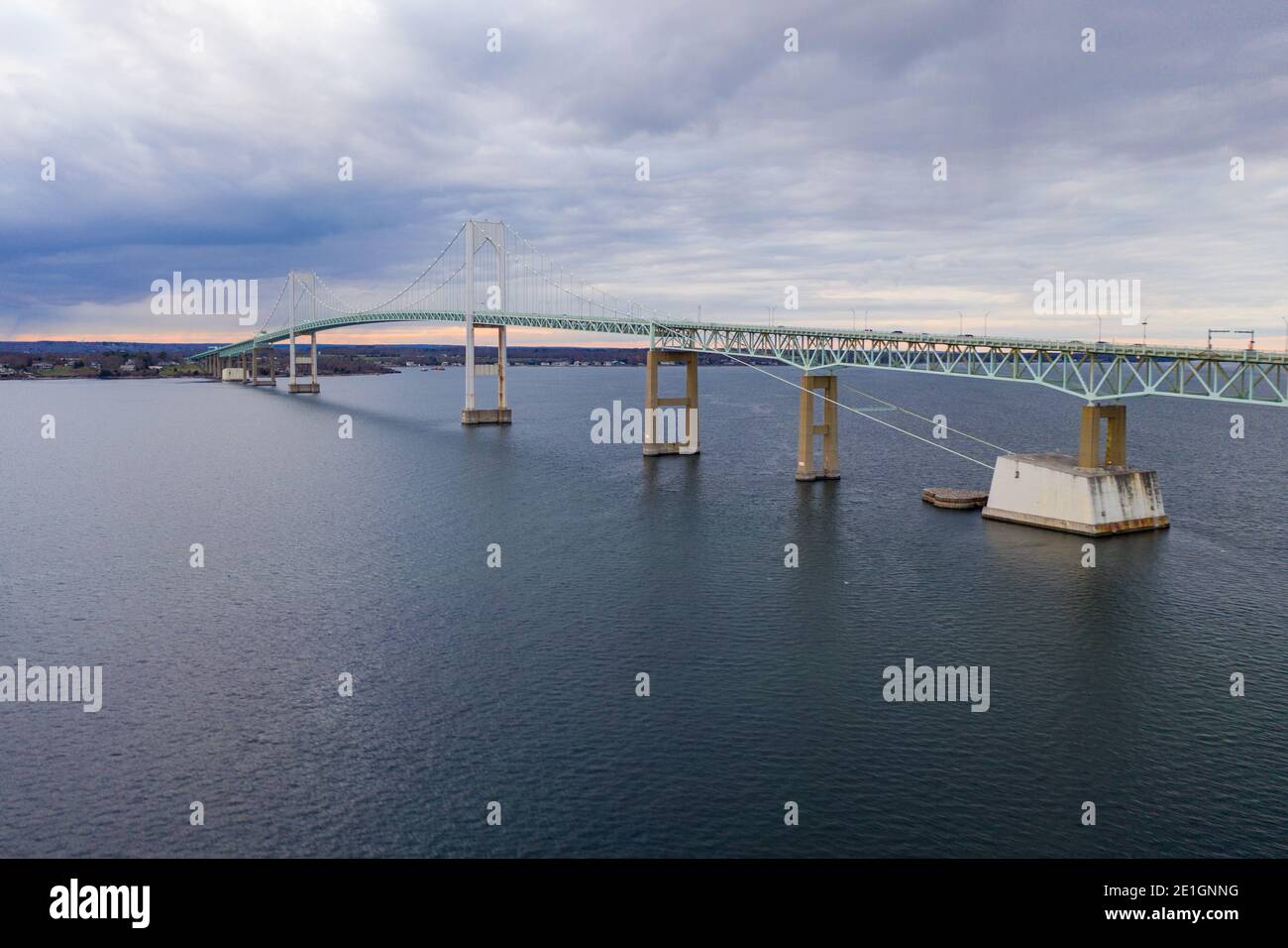 Die Claiborne Pell Bridge gehört zu den längsten Hängebrücken der Welt und befindet sich in Newport, RI, USA. Stockfoto