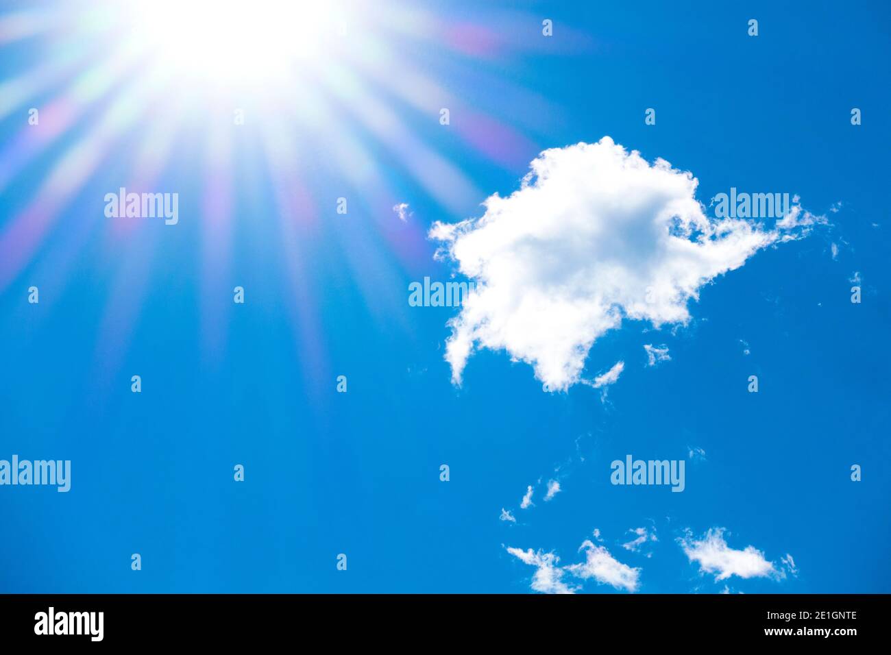 Blauer Himmel mit der Sonne, die über den Wolken platzt. St. Paul Minnesota, USA Stockfoto