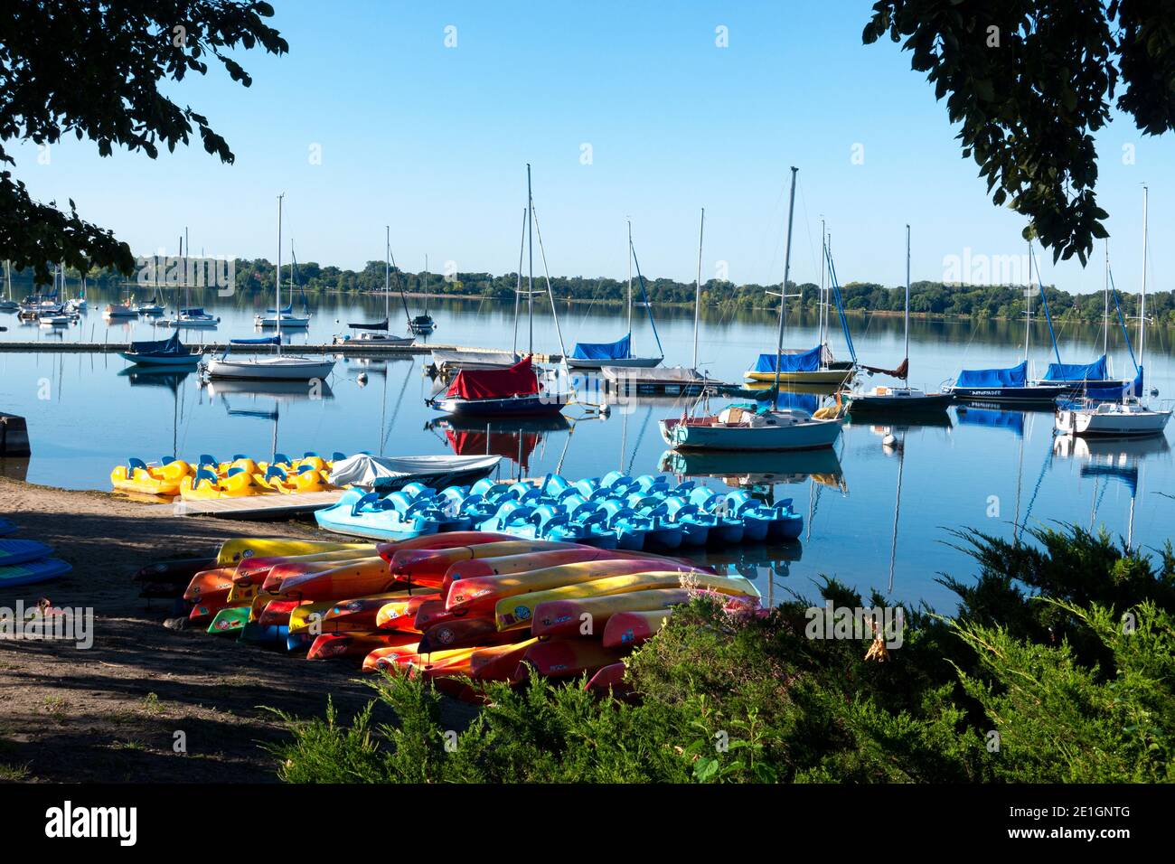 Segelboote, Leih- und Paddelboote am Lake BDE Maka Ska (war Lake Calhoun) Marina. Minneapolis Minnesota, USA Stockfoto
