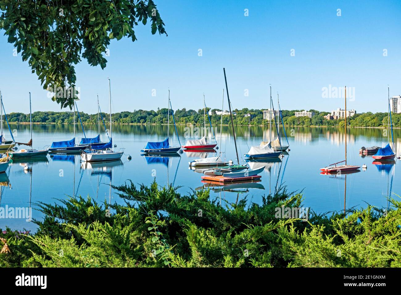 Segelboote ankerten am Lake BDE Maka Ska (war Lake Calhoun). Minneapolis Minnesota, USA Stockfoto