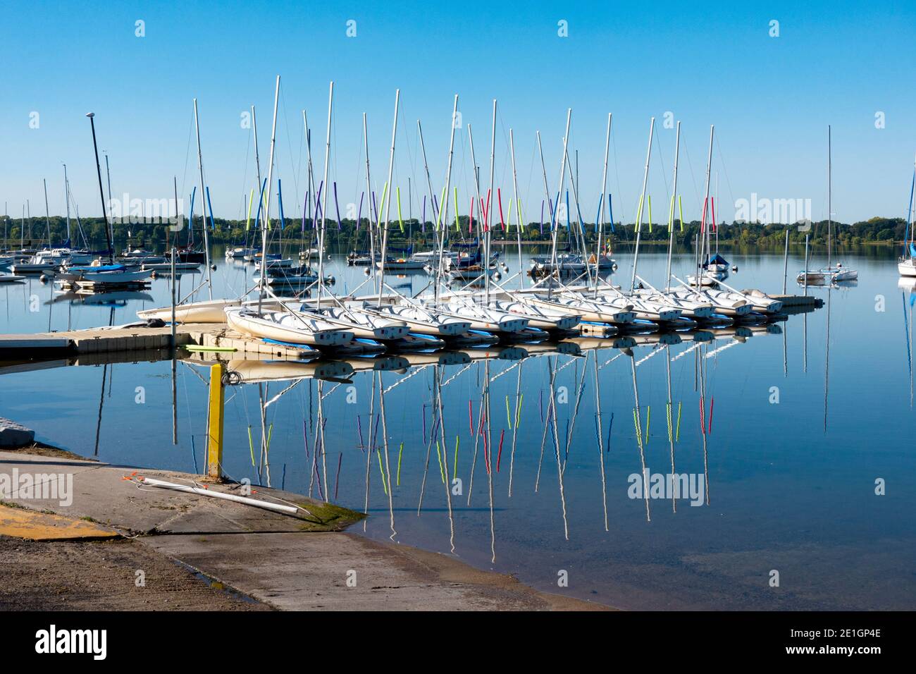 Segelboote standen für Segelkurse auf dem Lake BDE Maka Ska (war Lake Calhoun) Minneapolis Minnesota MN USA an Stockfoto