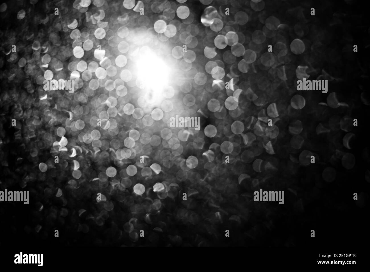 Bokeh Street Lights In Der Nacht Beim Regen. Auf schwarzem Hintergrund. Stockfoto