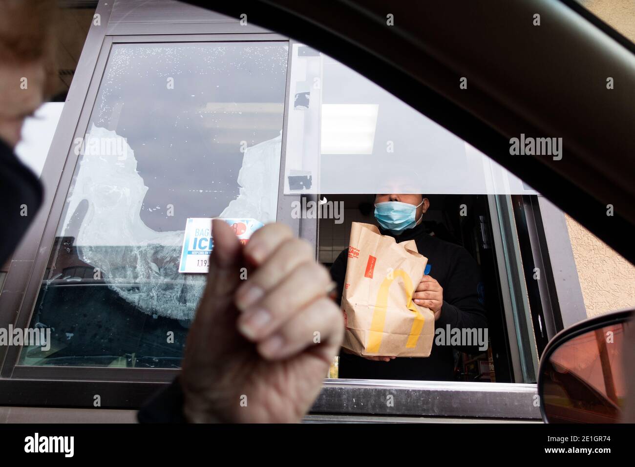 Essen bei McDonald's abholen, während man wegen der Covid-Pandemie Masken trägt. St. Paul Minnesota, USA Stockfoto
