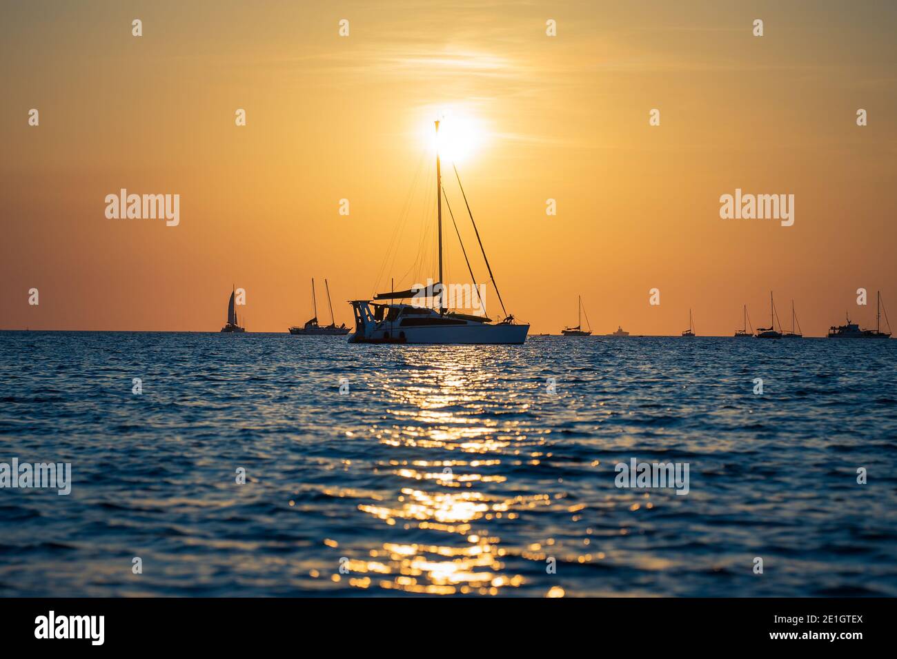 Segelboote am Strand von Vesteys bei Sonnenuntergang. Stockfoto