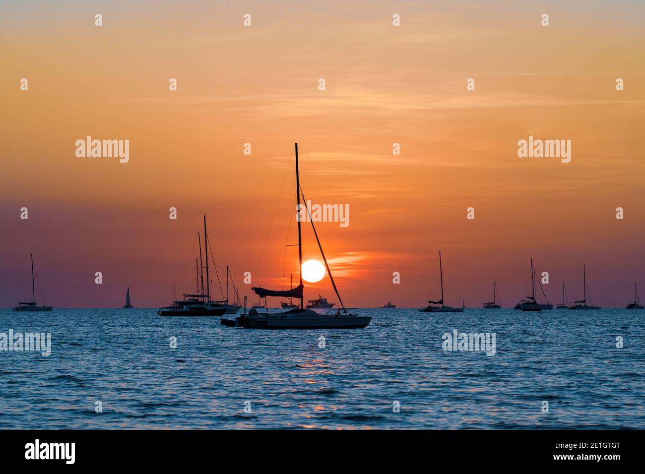 Segelboote am Strand von Vesteys bei Sonnenuntergang. Stockfoto