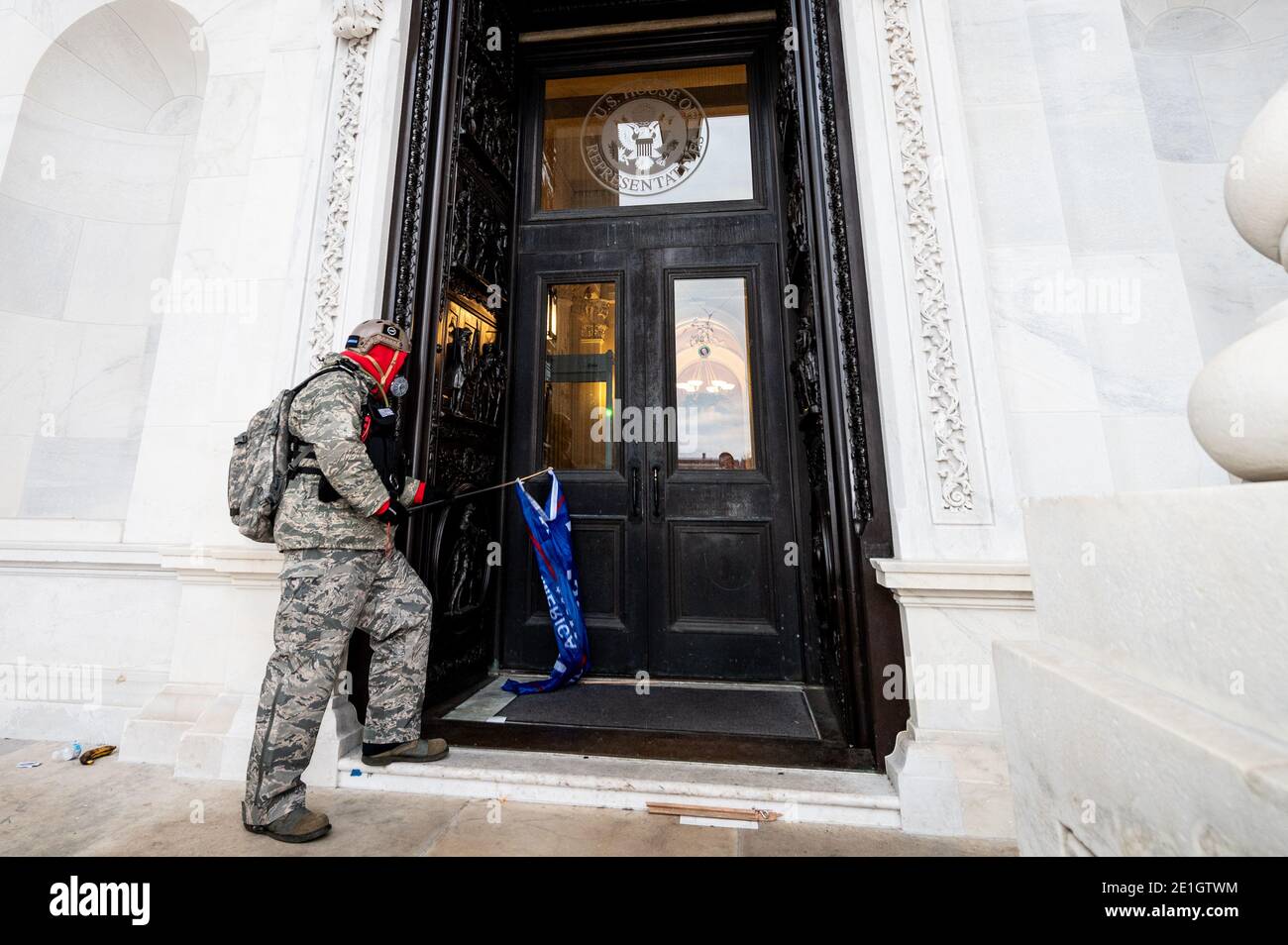 Washington, Usa. Januar 2021. Während der Pro-Trump-Kundgebung in Washington steht ein Protestant am Ende des Repräsentantenhauses an der Ostseite des Kapitols.Pro-trump-Anhänger stürmten das Kapitol der Vereinigten Staaten, nachdem US-Präsident Donald Trump bei den Wahlen verloren hatte. Kredit: SOPA Images Limited/Alamy Live Nachrichten Stockfoto