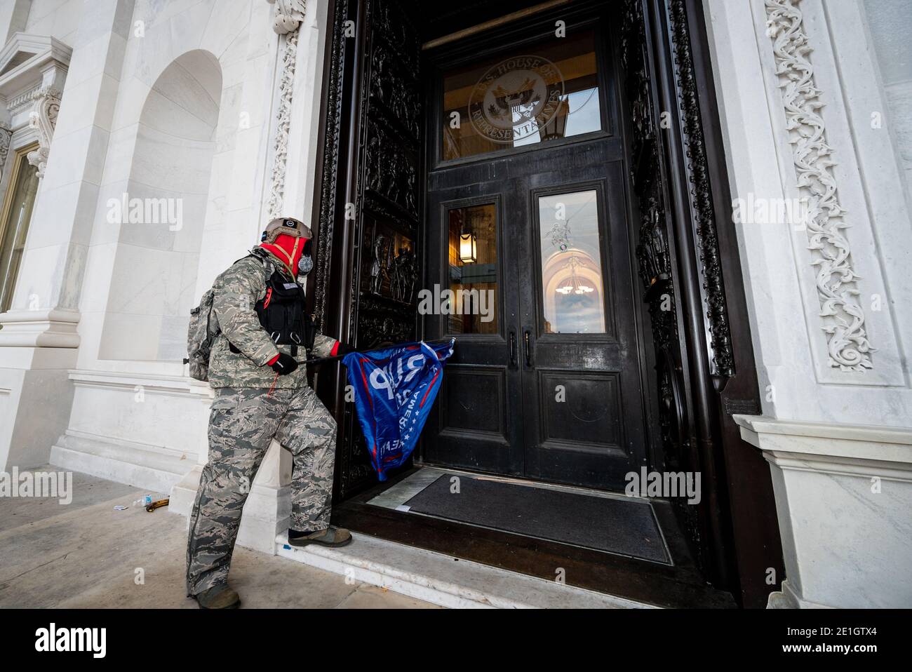 Washington, Usa. Januar 2021. Während der Pro-Trump-Kundgebung in Washington steht ein Protestant am Ende des Repräsentantenhauses an der Ostseite des Kapitols.Pro-trump-Anhänger stürmten das Kapitol der Vereinigten Staaten, nachdem US-Präsident Donald Trump bei den Wahlen verloren hatte. Kredit: SOPA Images Limited/Alamy Live Nachrichten Stockfoto