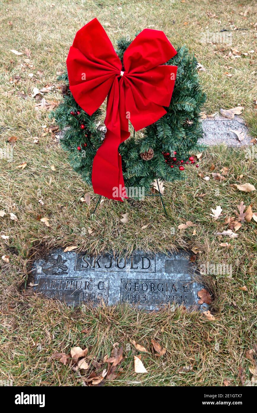 Wunderschön dekorierter Weihnachtskranz mit roter Schleife am Grab des Fotografen Steve Skjold's Eltern. Minneapolis Minnesota, USA Stockfoto
