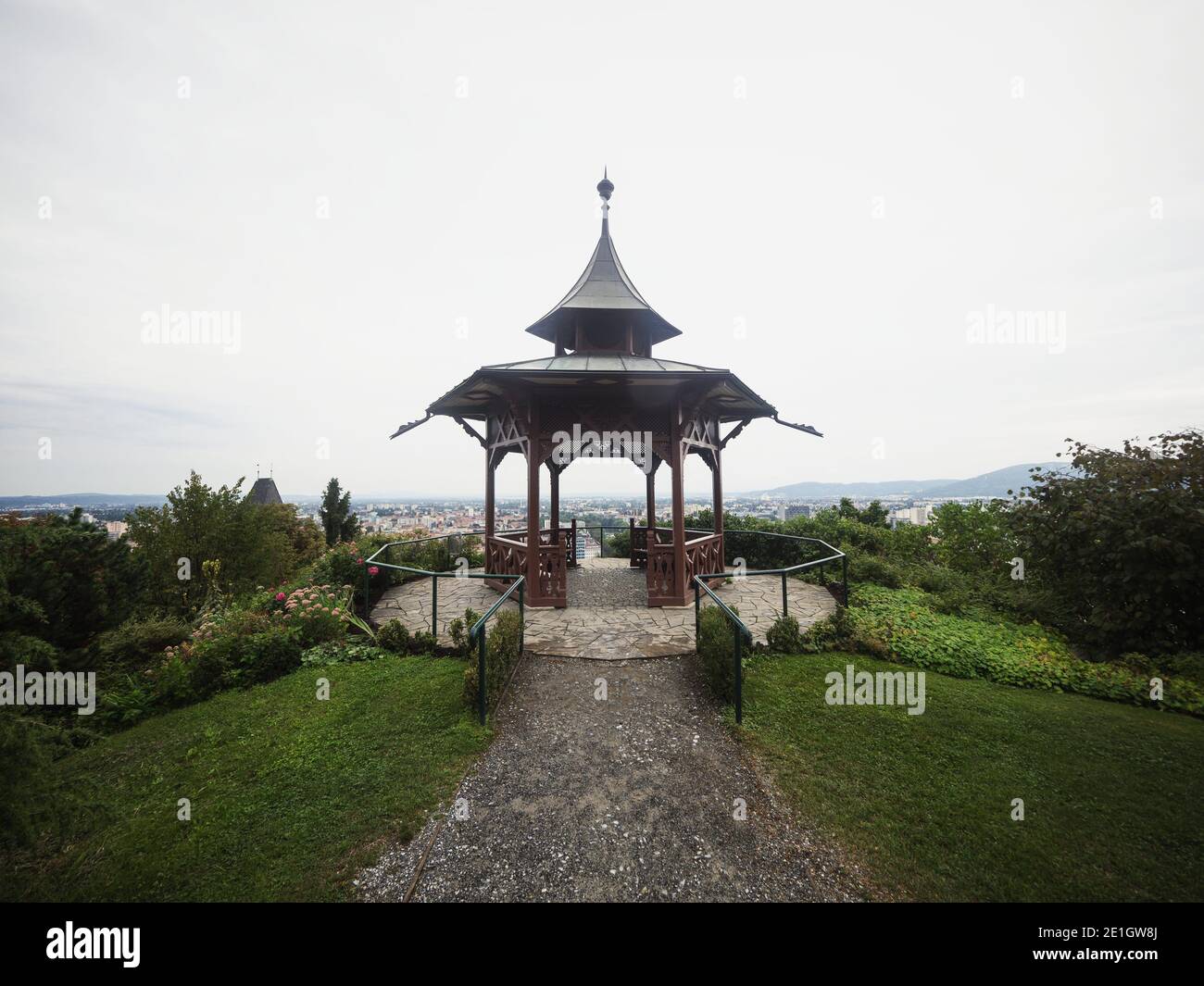 Panoramablick auf den historischen chinesischen Pavillon auf dem Schlossberg Im Stadtzentrum von Graz Steiermark Österreich alpen Berge Europa Stockfoto