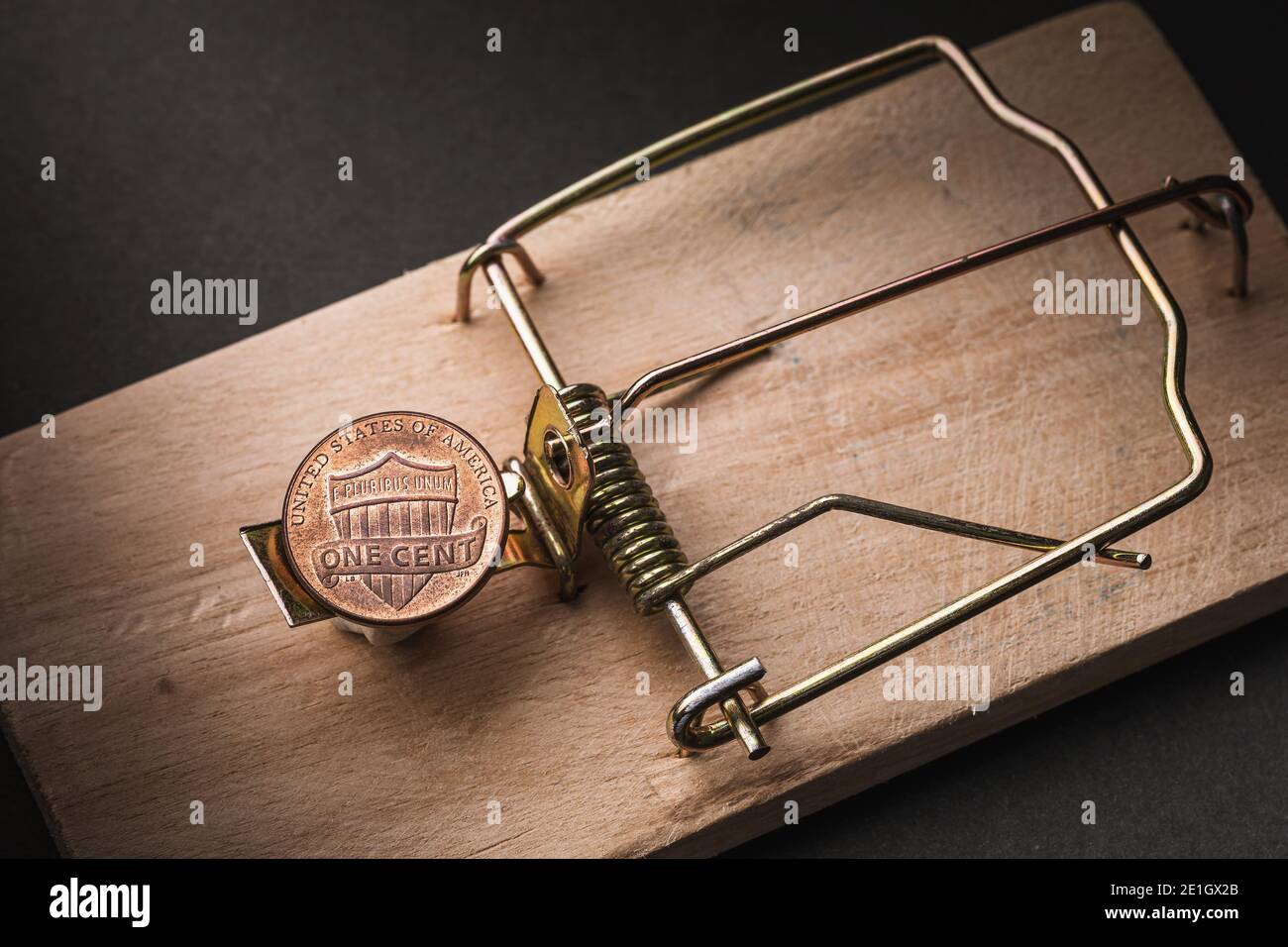 Ein Cent in einer Mausefalle. Finanzfalle-Konzept. Stockfoto