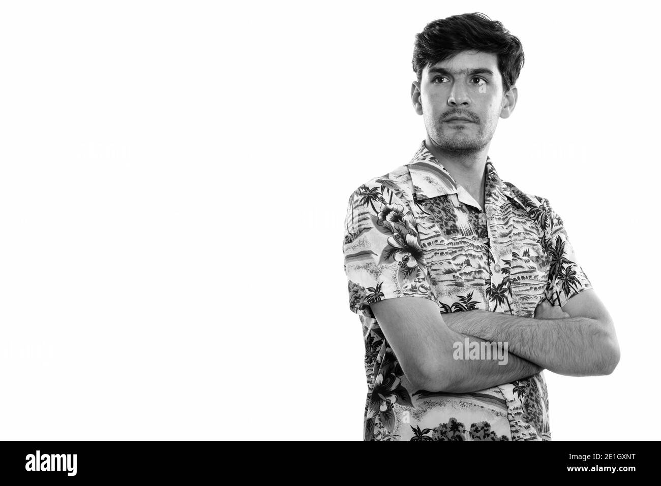 Studio shot der jungen Persischen Mann denken mit gekreuzten Armen Stockfoto