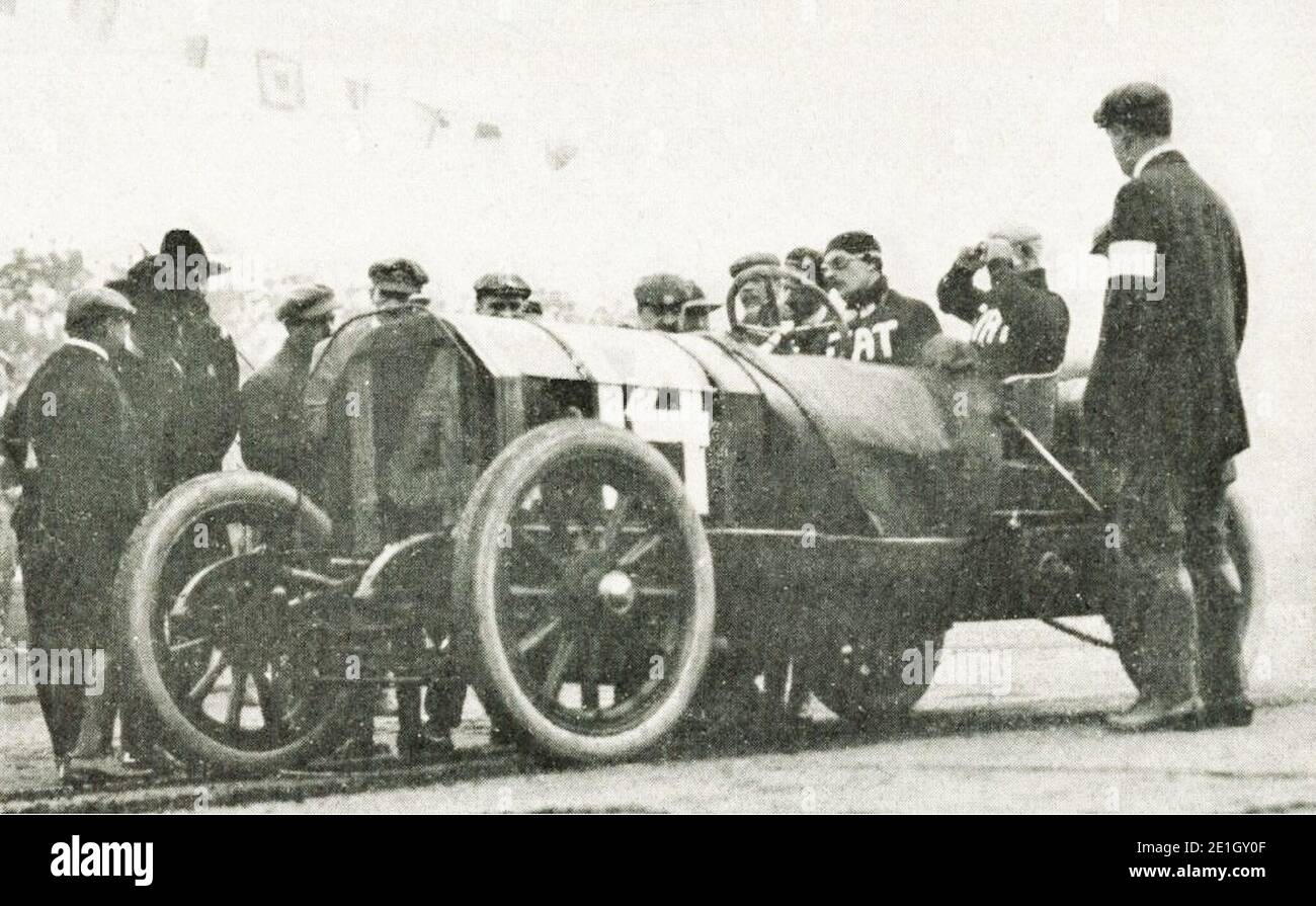 Louis Wagner, au départ du Grand Prix d'Amérique 1908. Stockfoto