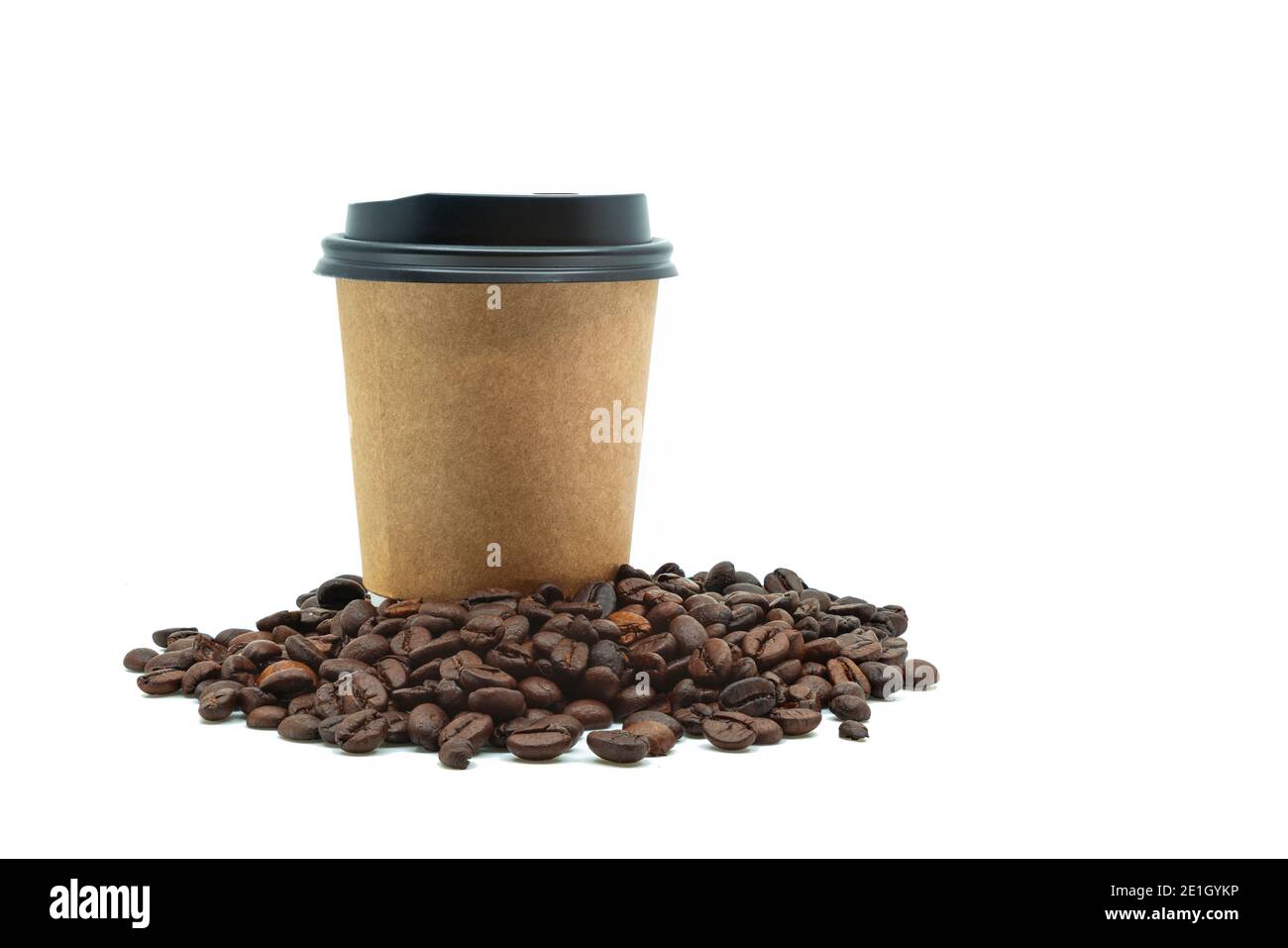 Isolierte schöne Take Away Kaffeetasse mit Kaffeebohnen auf weißem Hintergrund, braunes Papier wickeln um Take Away Kaffeetasse mit schwarzem Deckel. Leerzeichen Stockfoto