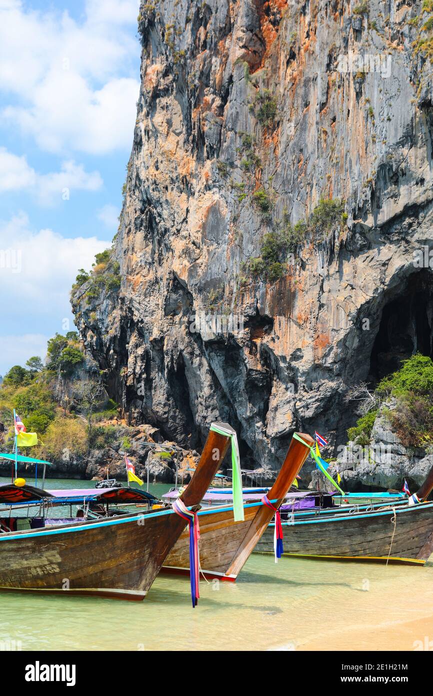 Einer der schönsten Strände Thailands, Phra Nang, liegt neben Railay auf Krabi. Long Tail Boote und Kalksteinfelsen sind ikonisch in dieser Gegend. Stockfoto