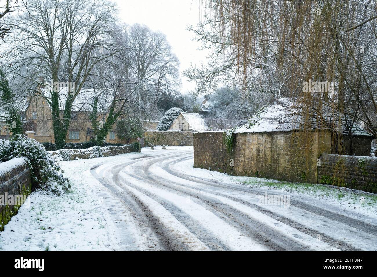 Landstraße im Schnee zu weihnachten. Taynton, Cotswolds, Oxfordshire, England Stockfoto