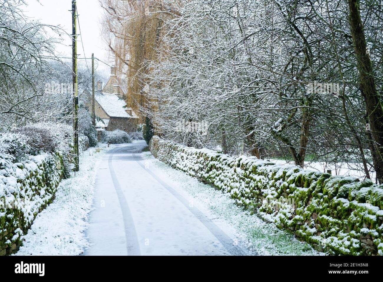 Landstraße im Schnee zu weihnachten. Taynton, Cotswolds, Oxfordshire, England Stockfoto