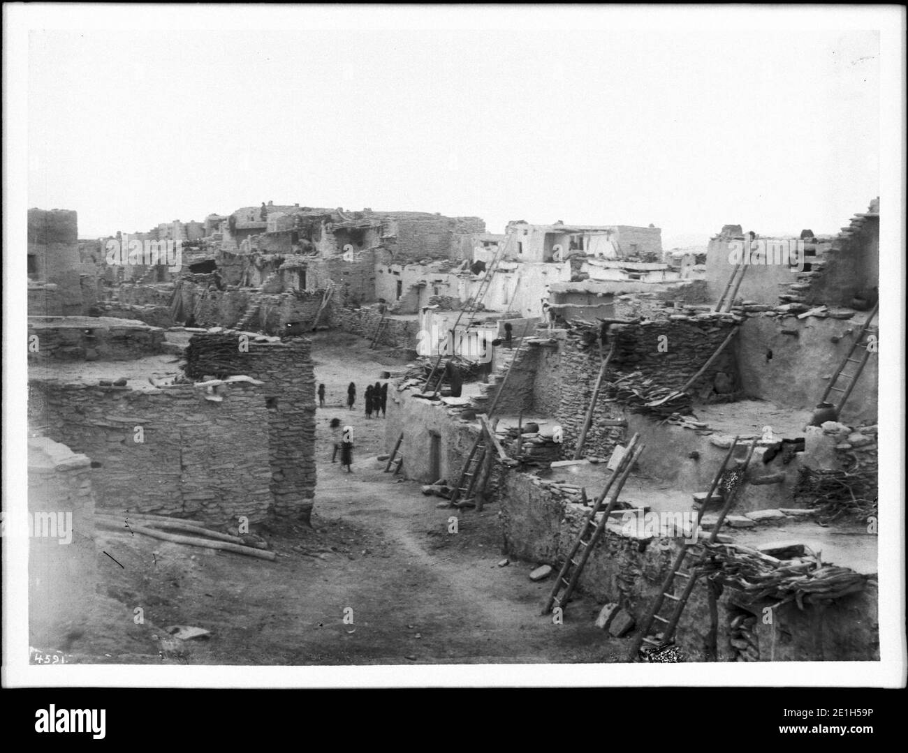 Niedrige Schrägansicht von oben die Hopi Dorf Oraibi, zeigt terrassenförmig angelegten Häuser, Arizona, 1898 Stockfoto