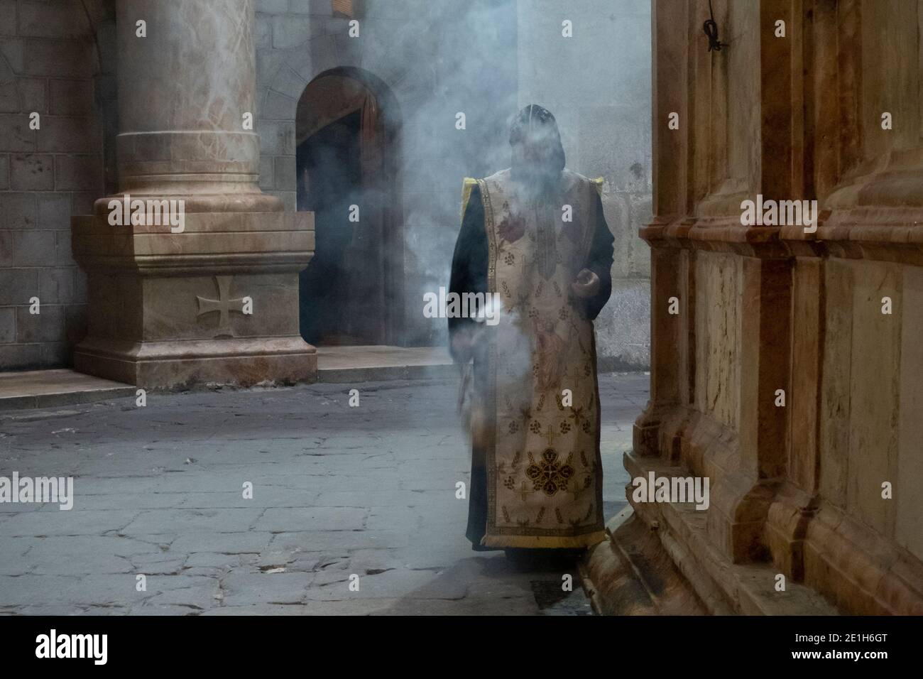 Ein koptisch-orthodoxer Priester zensiert mit Thurible, innerhalb der Kirche des Heiligen Grabes inmitten Israels fortlaufender dritter landesweiter Sperre in Jerusalem, Israel. Stockfoto