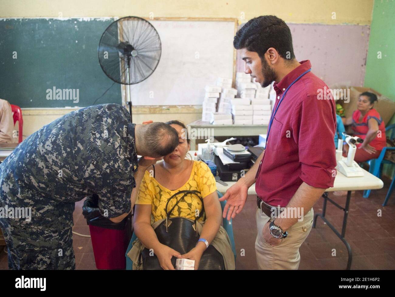 LT. Cmdr. Führt eine Augenuntersuchung an einem Gastland-Patienten bei der Fortsetzung Promise 2017 170301 Stockfoto
