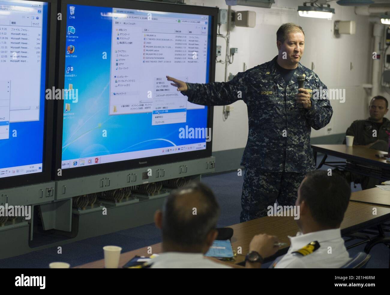 LT. Cmdr. Gibt einen kurzen Vortrag während einer Malabar 2016 Flugoperationskonferenz an Bord des japanischen Maritime Self-Defense Force Hyuga-Klasse Hubschrauber Zerstörer JS Hyuga (DDH 181). Stockfoto