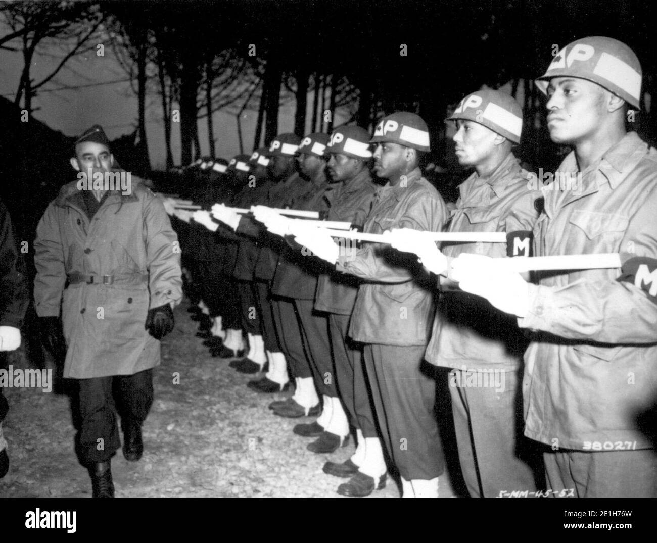 LT. General Joseph T. McNarney, stellvertretender Oberbefehlshaber der Alliierten, Mediterranean Theatre, inspiziert die Ehrengarde der Abgeordneten während seiner Tour durch die Fünfte Armeefront im Sektor der 92. Division. Stockfoto