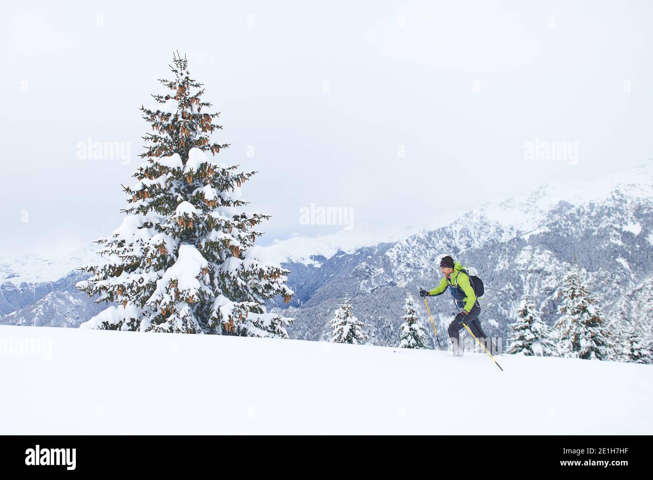Skitouren mit viel Neuschnee ein Mann bergauf Stockfoto