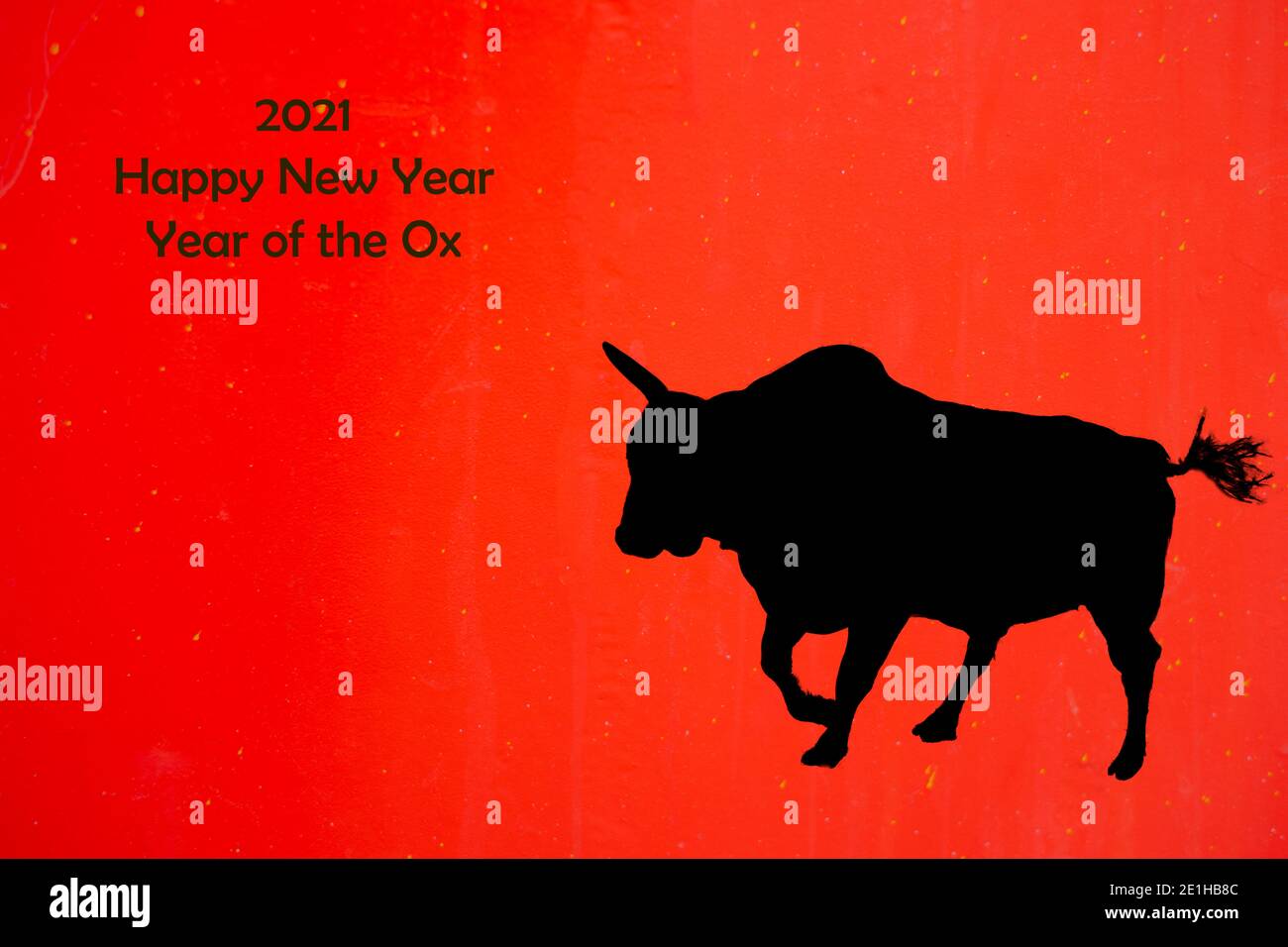 Silhouette Ox auf rotem Hintergrund mit goldenen Flecken. Frohes Chinesisches Neues Jahr 2021. Jahr des Ochsen – chinesisches Sternzeichen. Stockfoto