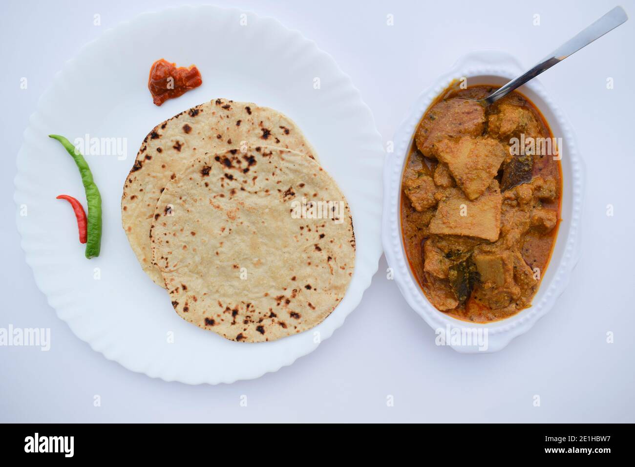 Suran KI sabzi oder Jimikand Masala Curry Nahaufnahme. Köstliche exotische Soße Curry aus in Scheiben geschnittenen Stücken von Elefant Fuß Yam Gemüse erhältlich in AS Stockfoto