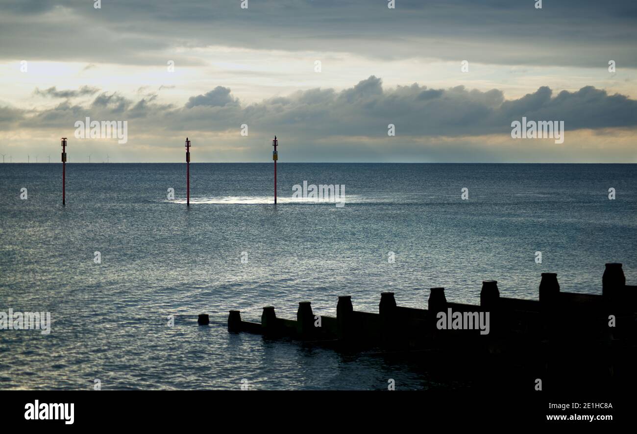 shoreham Strand mit Kormoranen auf dem Wasser Stockfoto