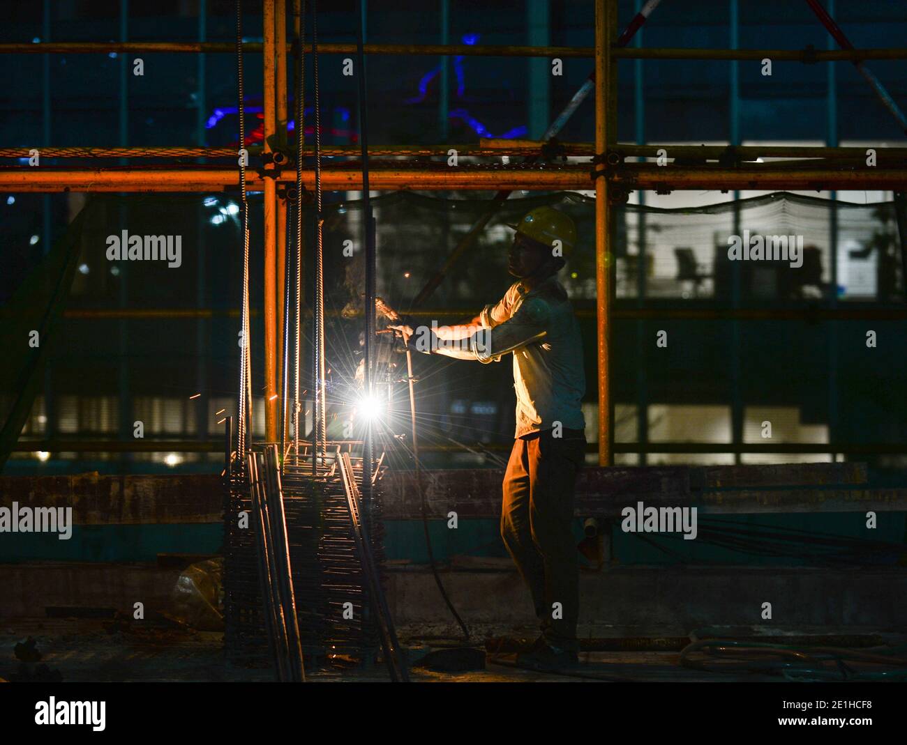 Sanya, Chinas Provinz Hainan. Januar 2021. Ein Arbeiter arbeitet auf einer Baustelle in der Wissenschafts- und Technologiestadt Yazhou Bay in Sanya, südchinesische Provinz Hainan, 5. Januar 2021. Die Wissenschafts- und Technologiestadt soll dem Bau des Freihandels-Hafens Hainan technologische Impulse verleihen. Quelle: Zhou Jiayi/Xinhua/Alamy Live News Stockfoto