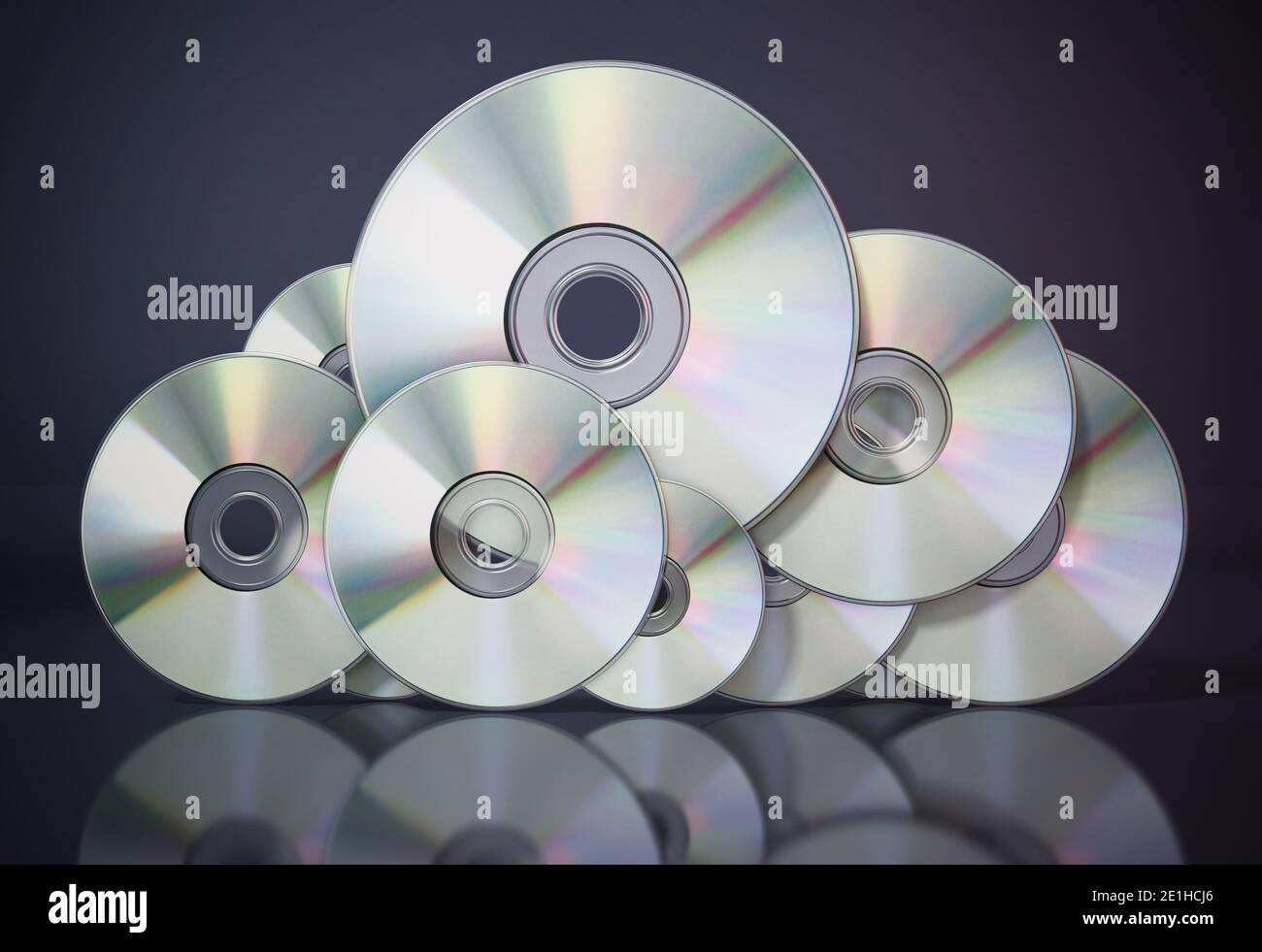 Als Cloud-Symbol angeordnete DVD- oder CD-Discs. Datenspeicherkonzept. 3D-Illustration. Stockfoto