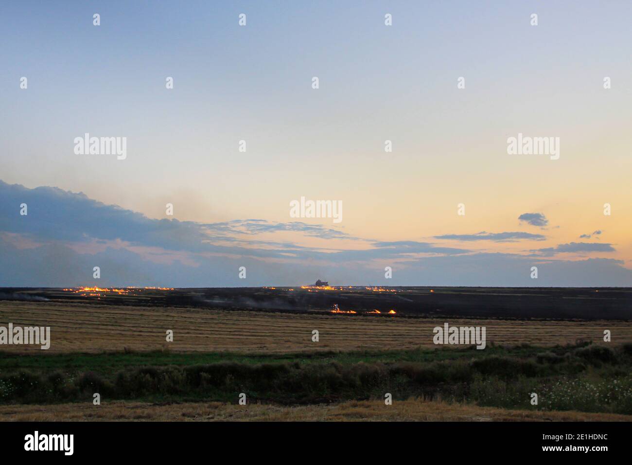 Landwirtschaftliche Felder brennen in Bulgarien Stockfoto