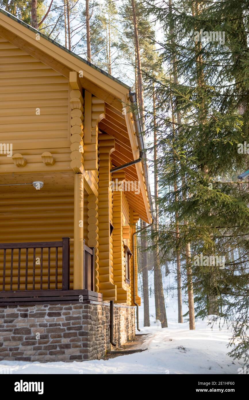 Winter's Tale. Rotes finnisches Ferienhaus in einem wunderschönen Schneeland. Stockfoto