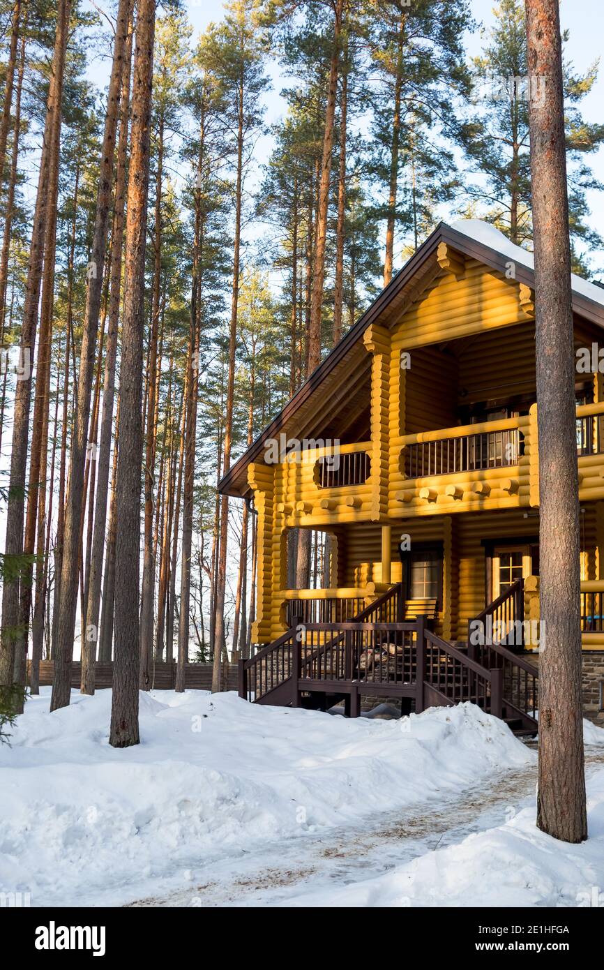 Winter's Tale. Rotes finnisches Ferienhaus in einem wunderschönen Schneeland. Stockfoto