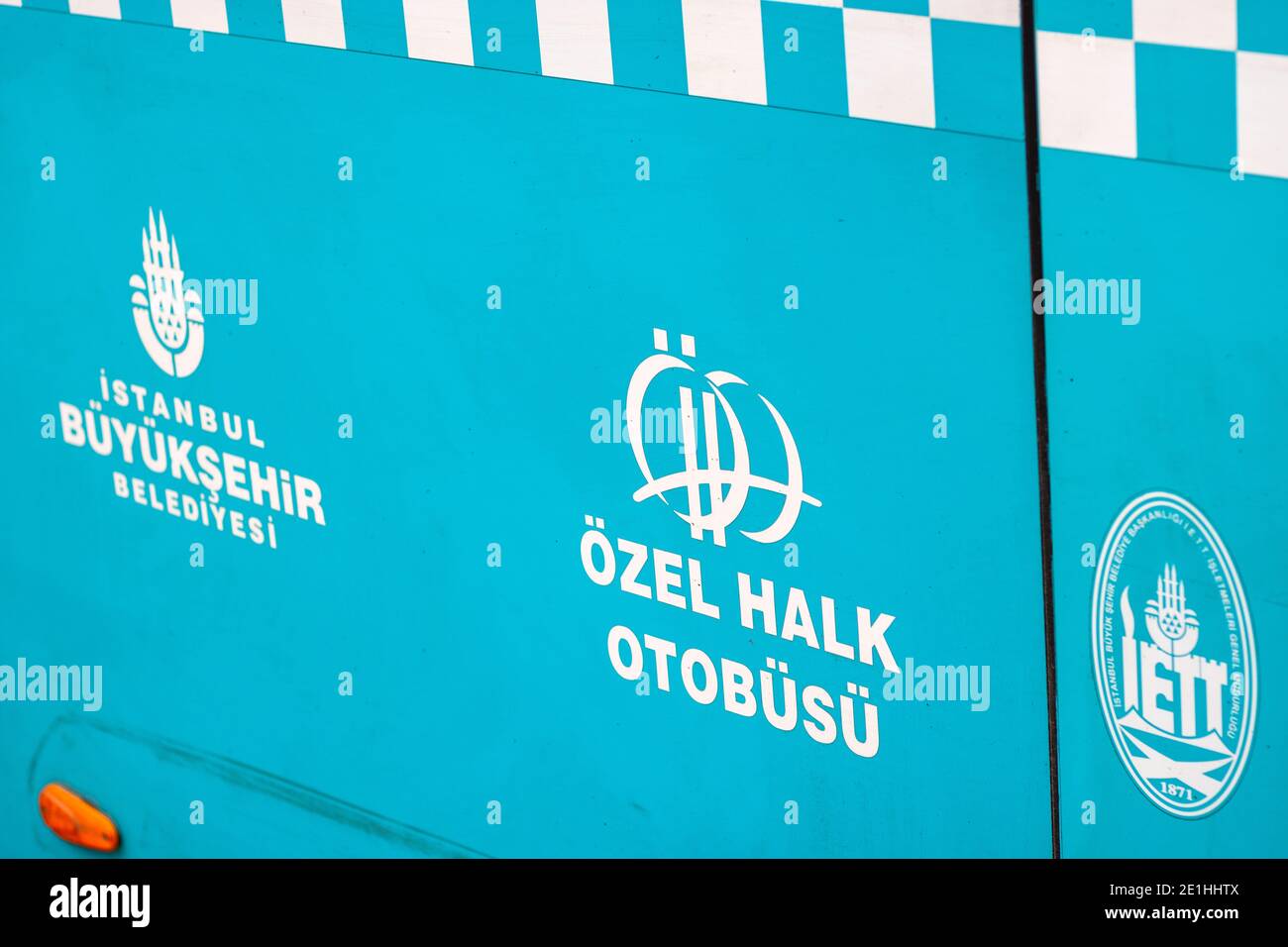 Istanbul Türkei - 12.17.2020: Logo des privaten öffentlichen Nahverkehrs (Ozel Halk Otobusu - OHO) von Istanbul mit Logo von IETT und IBB Stockfoto