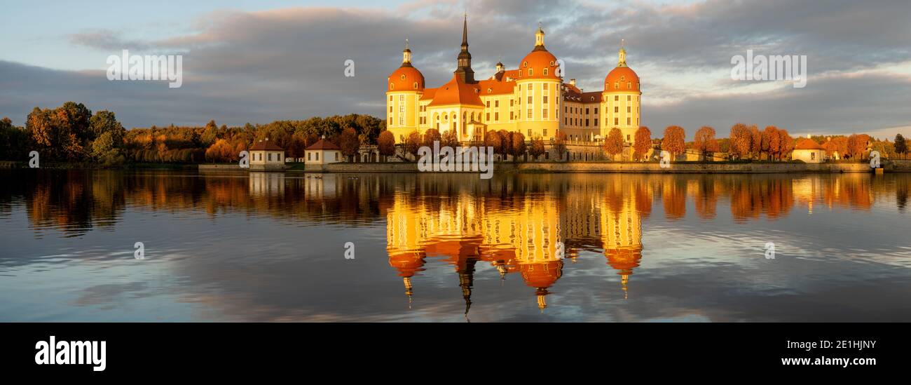 Schloss Moritzburg beleuchtet durch die untergehende Sonne im Herbst Stockfoto