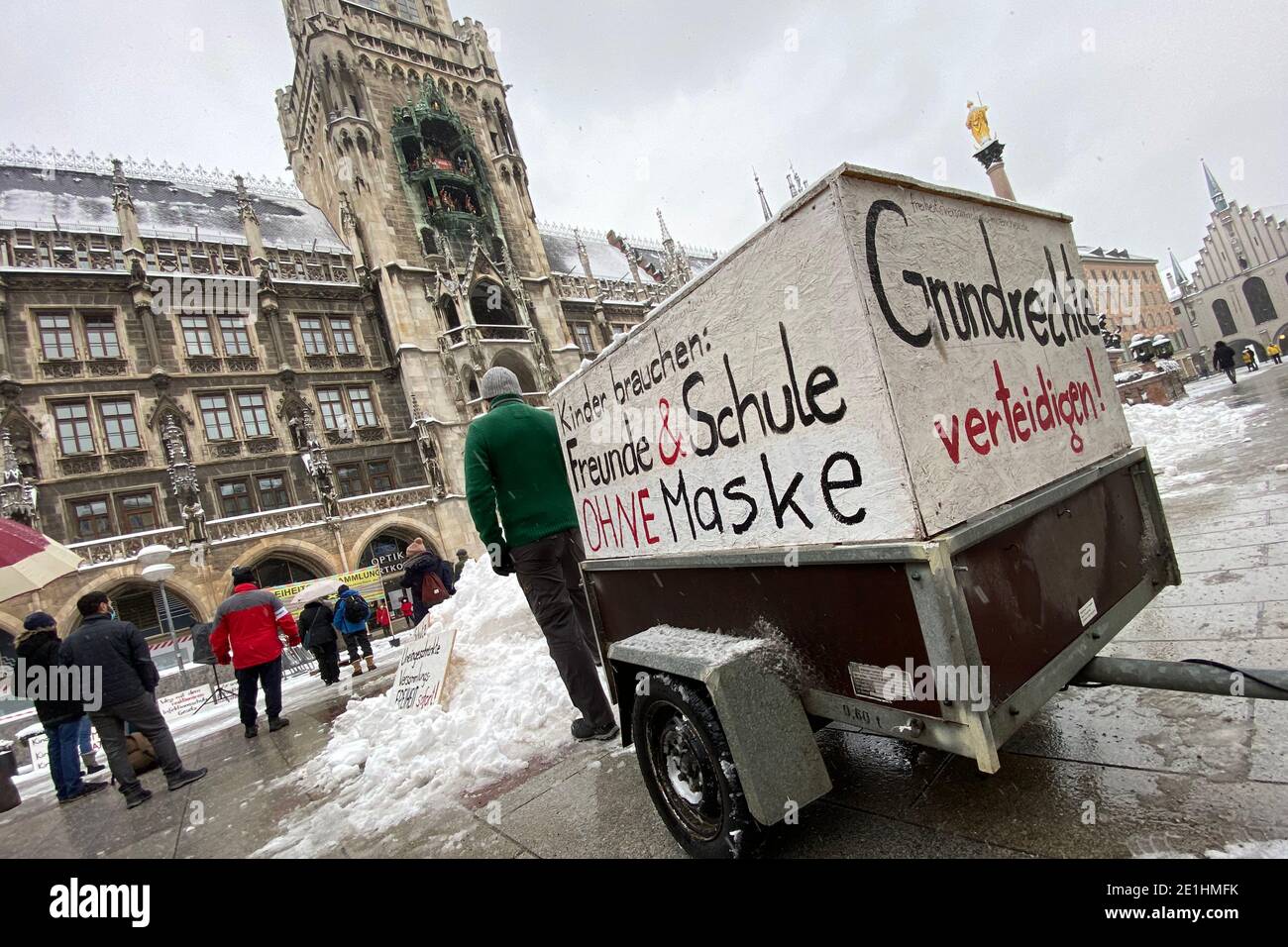 Freiheitsversammlung am 6. Januar 2021: Aussperrung gegen Kinderrechte und Menschenwürde auf dem Marienplatz in München. Demonstration versus Schulschluss, Kindertagesstätte Schließung und Maske obligatorisch, Maske obligatorisch. Weltweite Nutzung Stockfoto