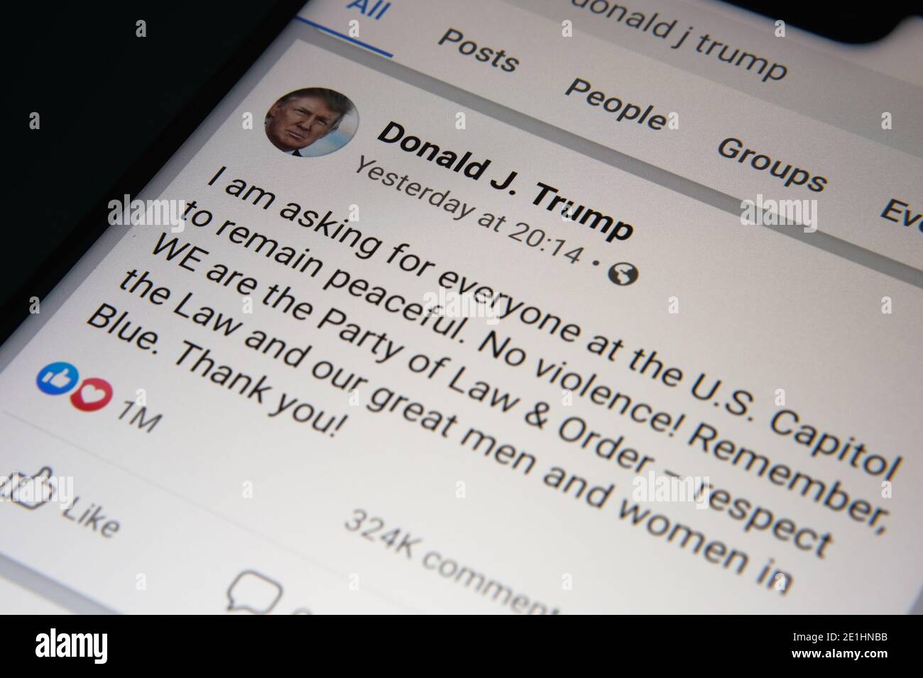 Donald Trumps Facebook-Post über Gewalt im US-Kapitol auf dem Bildschirm. Dies war der letzte Beitrag, bevor sein Konto gesperrt wurde. Stockfoto