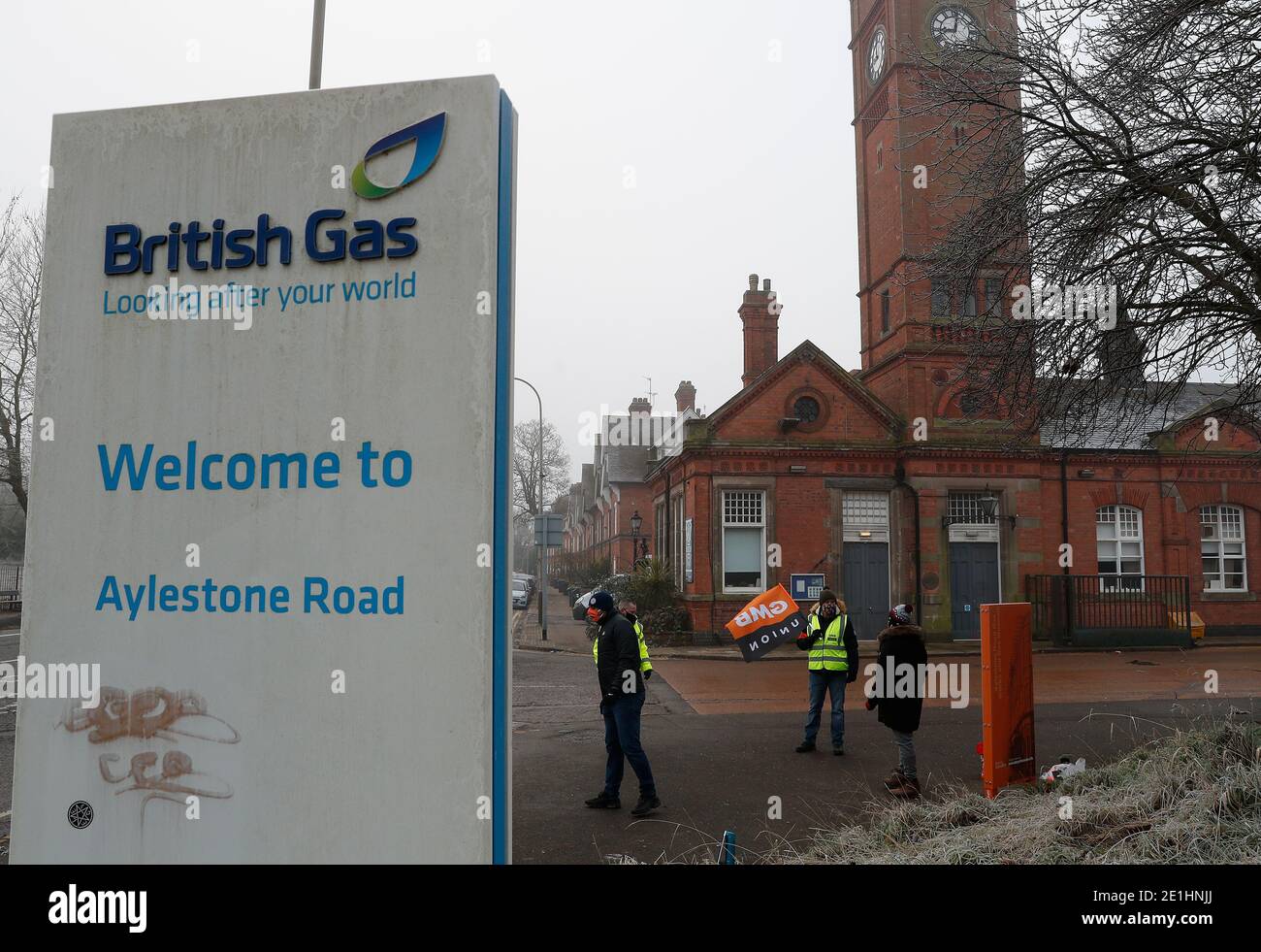 Leicester, Leicestershire, Großbritannien. Januar 2021. Ein britischer Gasarbeiter steht auf einer Streikposten-Linie am Eingang des Leicester Gaswerks und des Museums zu Beginn eines fünftägigen Streiks über neue Verträge. Credit Darren Staples/Alamy Live News. Stockfoto